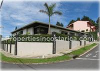 Large and convenient family home in golf community