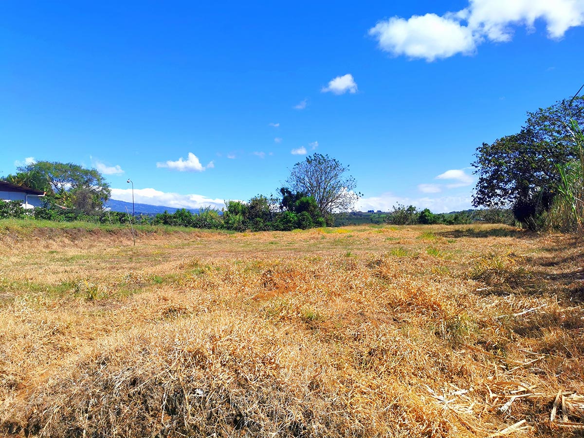 Sumptuous flat land surrounded by breathtaking views. Perfect for an